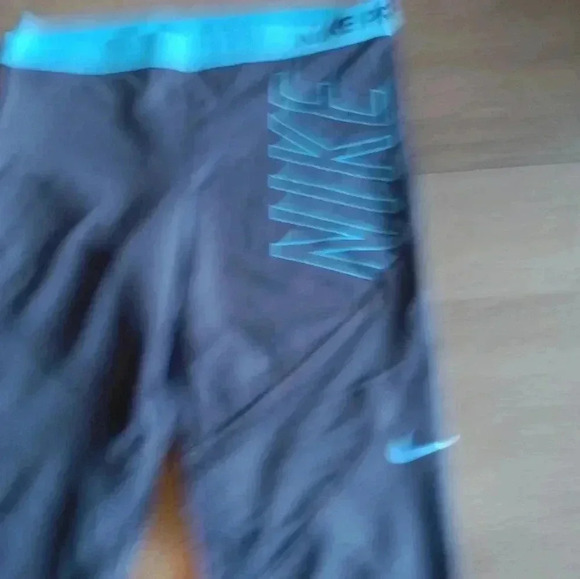 Nike Pro cropped leggings like new small - Picture 3 of 4
